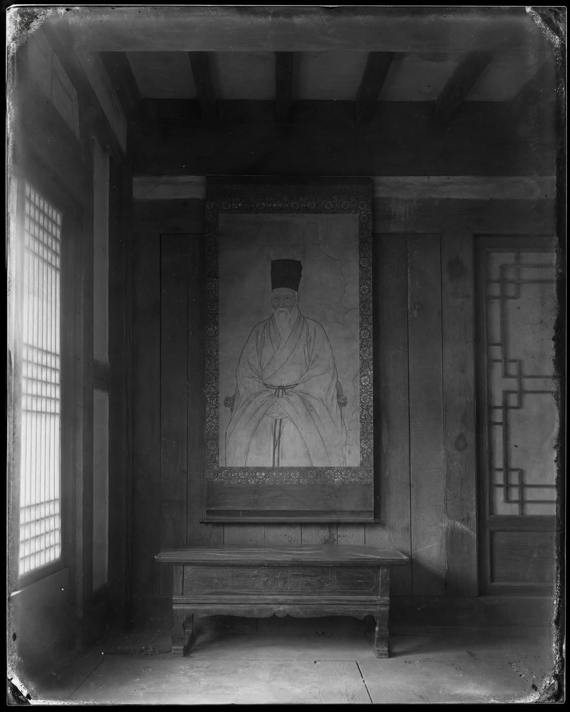 명록당(命錄堂) 대청에 걸려 있던 창립자 권필정(權弼正)의 초상. 1934년 사진가 최성규가 유리건판으로 촬영했다.