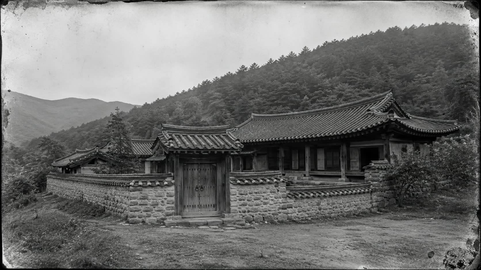 명록원 전경 — 낮은 돌담과 기와지붕, 닫힌 대문